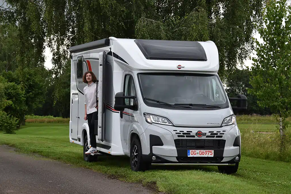 Neues Reisemobil von Bürstner parkt auf einem Grünstreifen