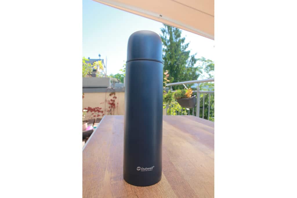 Vier Thermosflaschen im Test: Schwarze Thermosflasche Outwell Vacuum Taster M