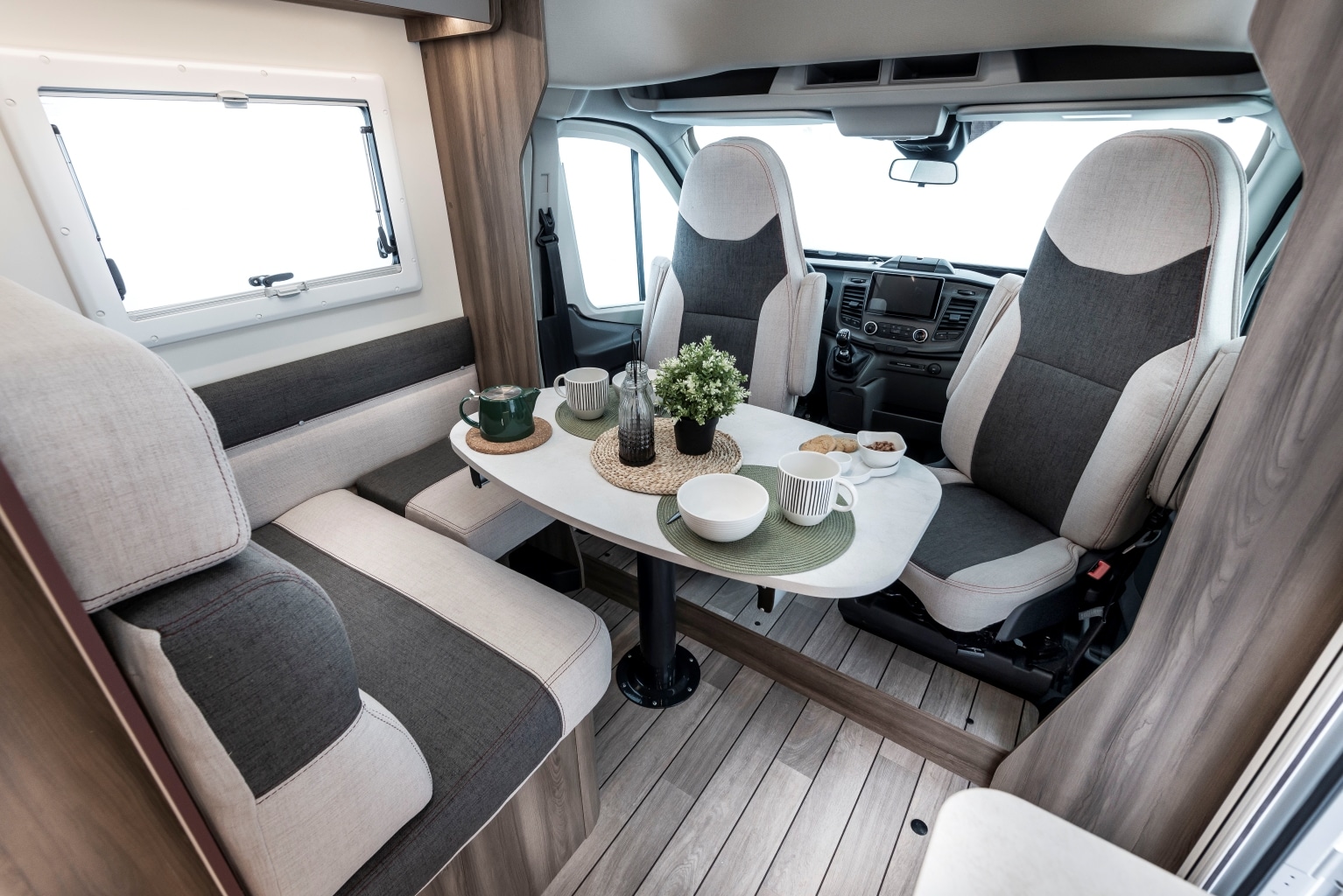 Halbdinette mit gedrehten Vordersitzen im Wohnmobil