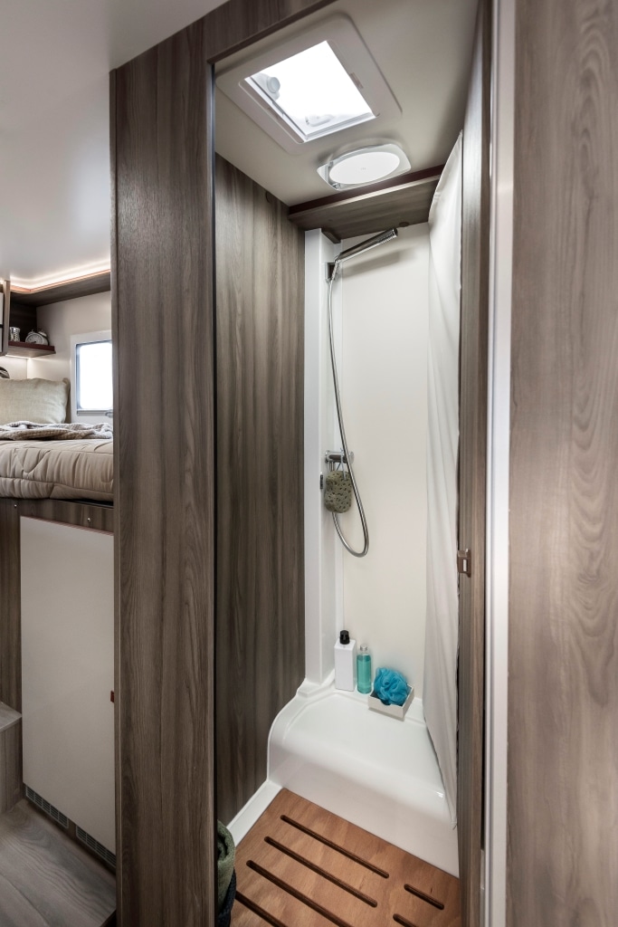 Kleines Bad mit Dusche im Wohnmobil