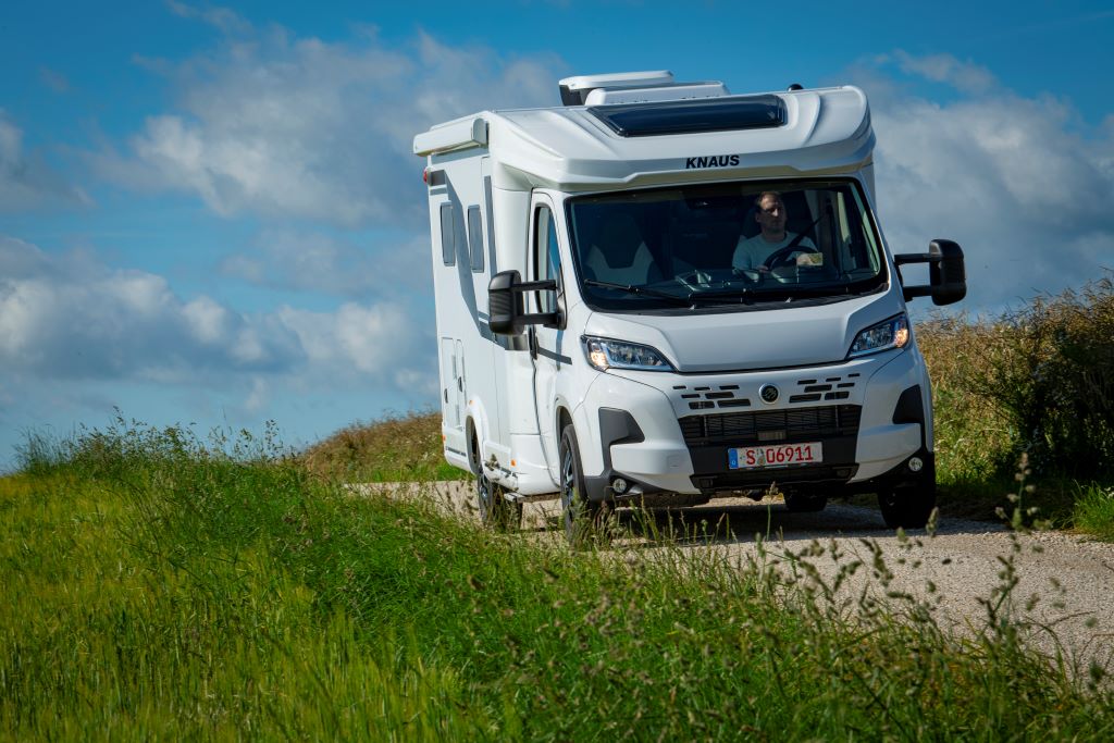 Weißes Wohnmobil auf einer Landstraße