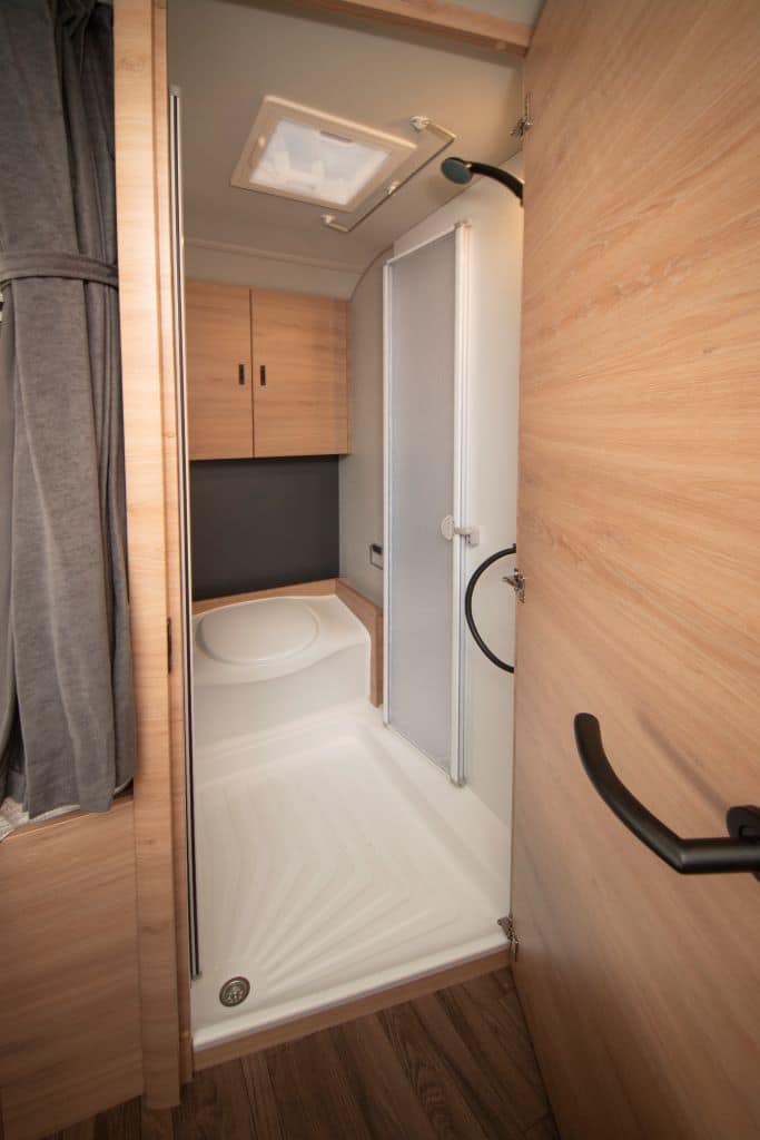 Toilette und Dusche im Bad eines Wohnmobils