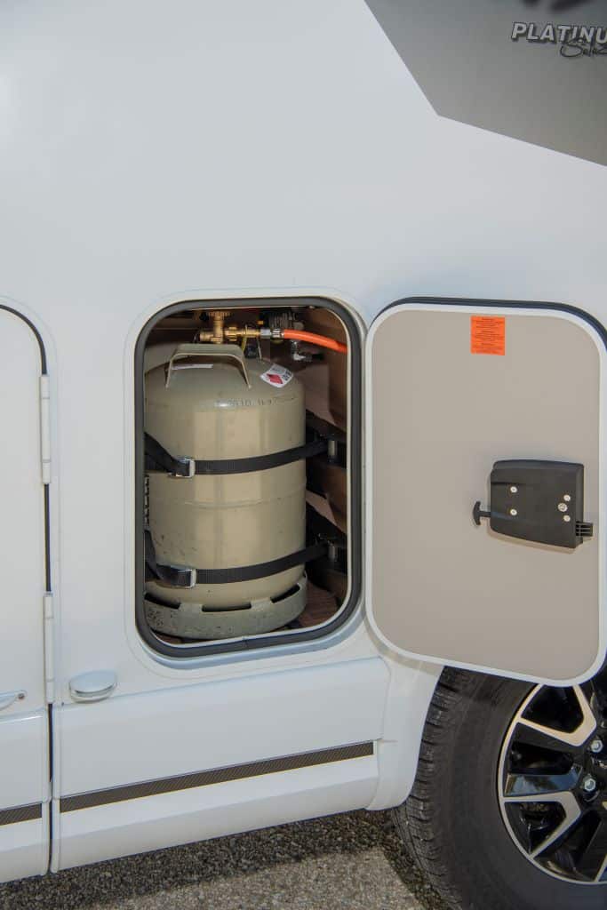 Gasflaschenkasten außen an weißem Wohnmobil