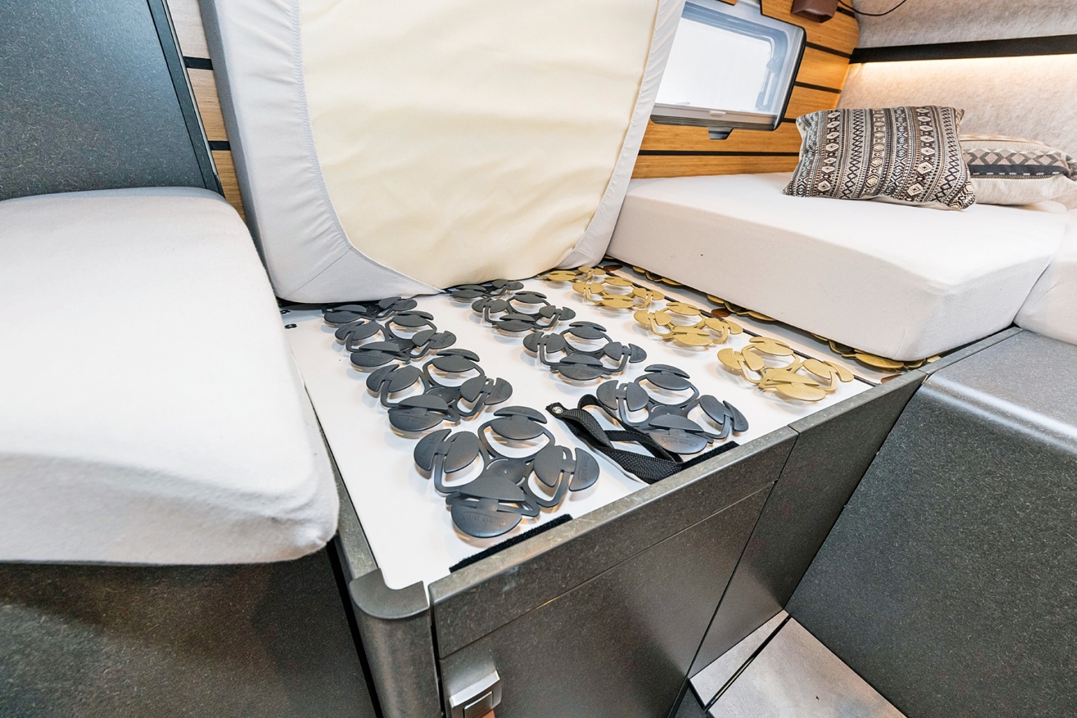 Blick unter die Matratzen (mit Tellerfedern) im Hymer ML-T