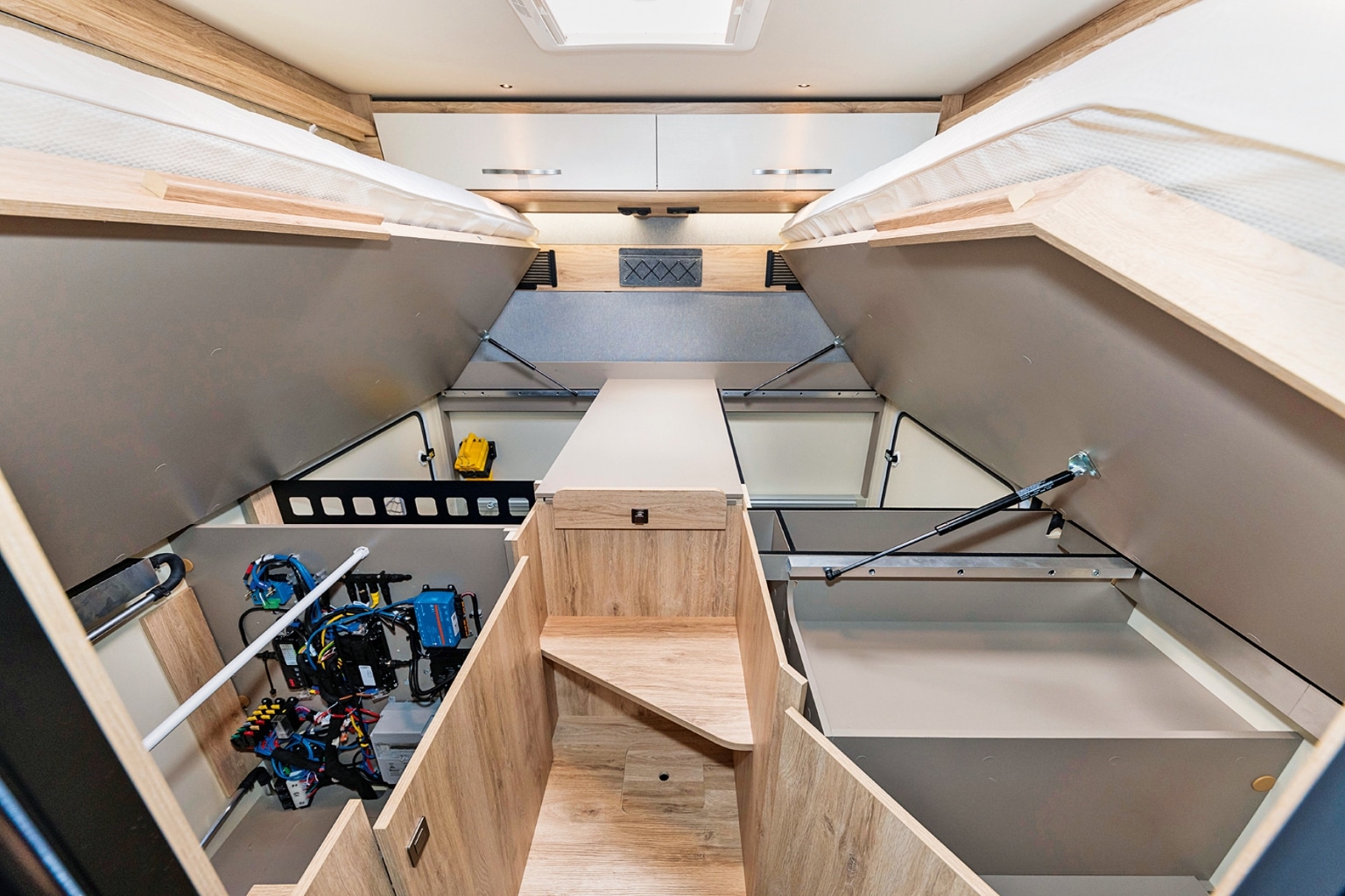 Blick auf den Stauraum unter den Einzelbetten im Eura Mobil Xtura