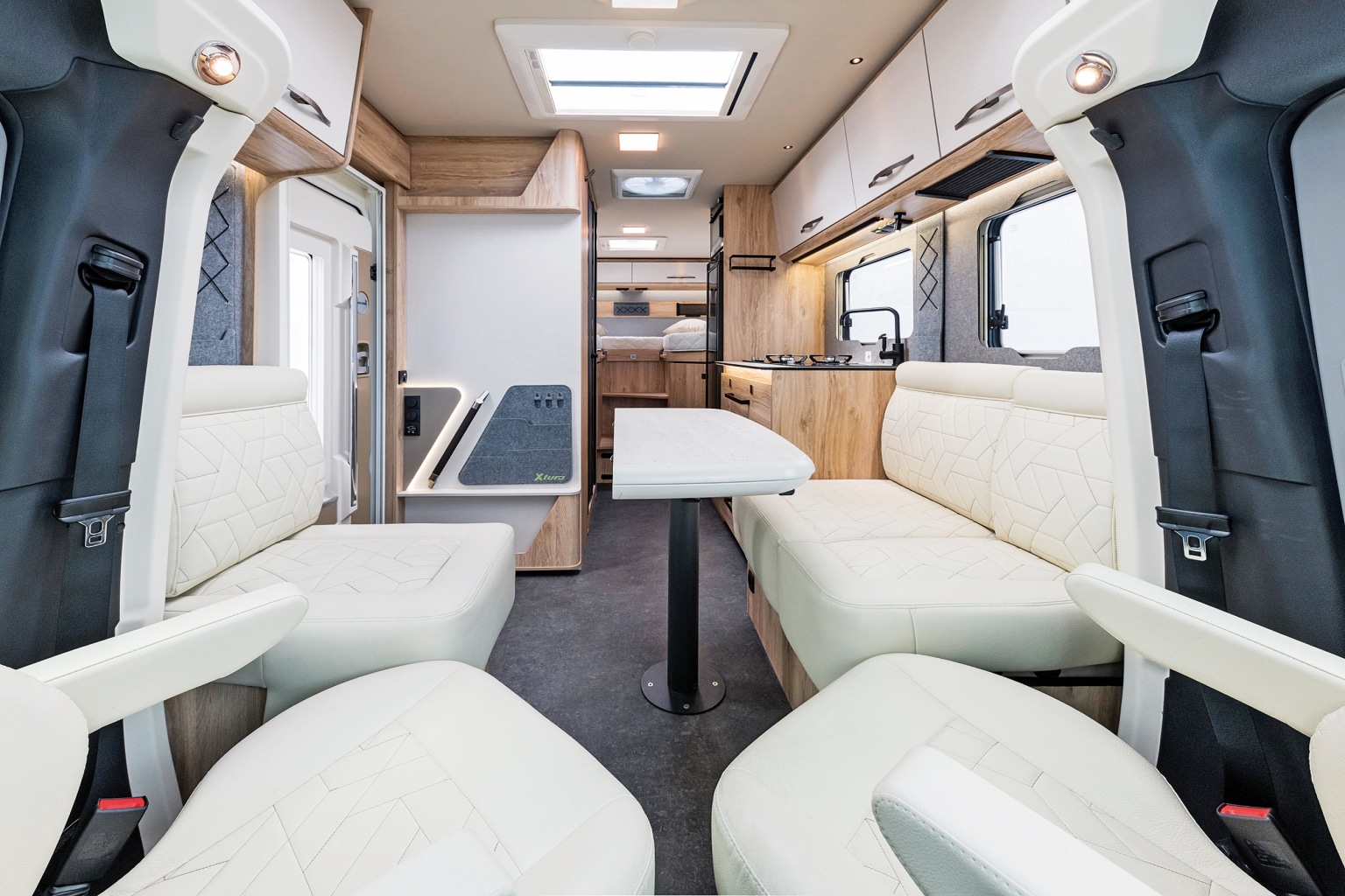Blick in den Wohnraum des Eura Mobil Xtura mit Sitzgruppe