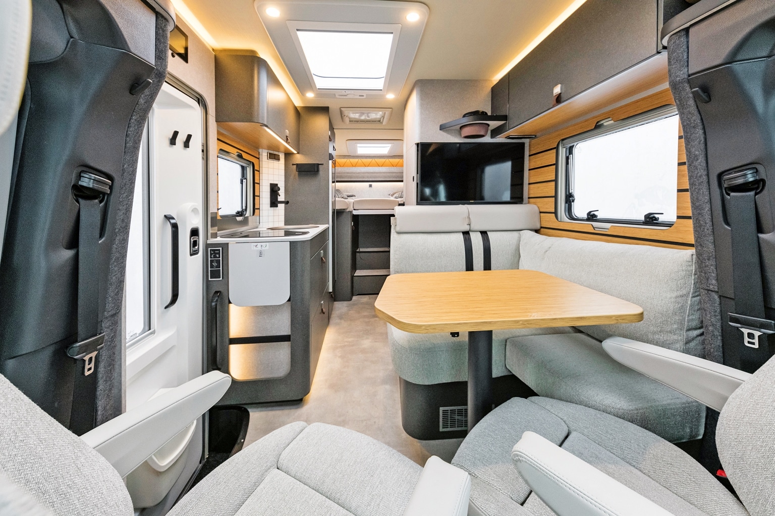 Blick in den Wohnraum des Hymer ML-T mit Sitzgruppe