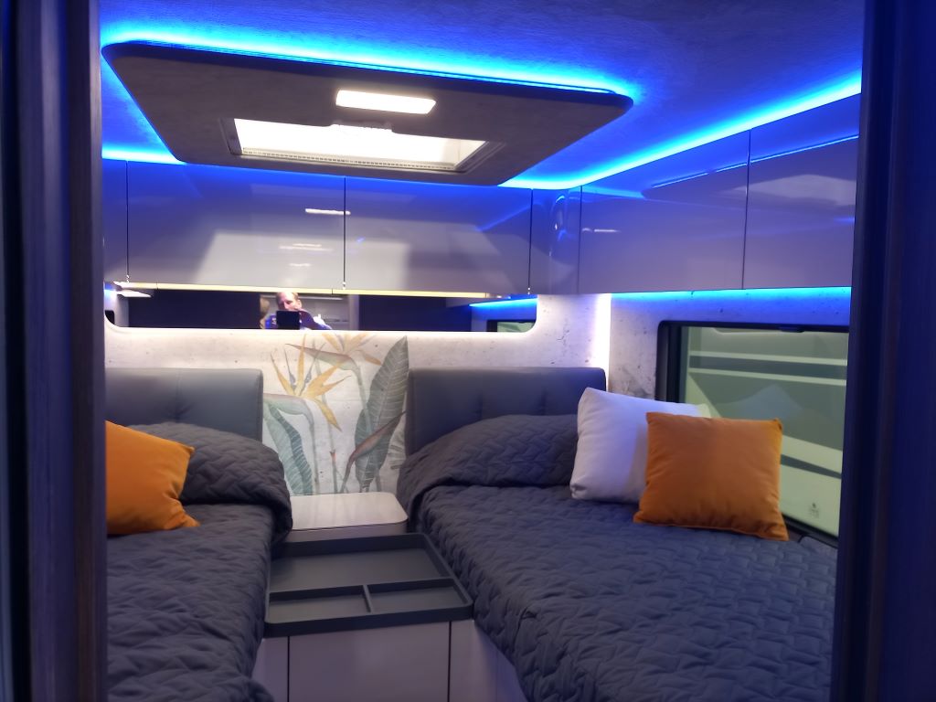 Wohnmobil-Studie Mobilvetta Fluideen mit beleuchtetem Heck mit Betten