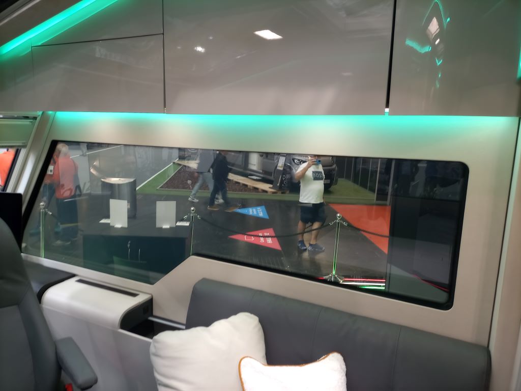 Wohnmobil-Studie Mobilvetta Fluideen Blick durch die Fenster nach draußen