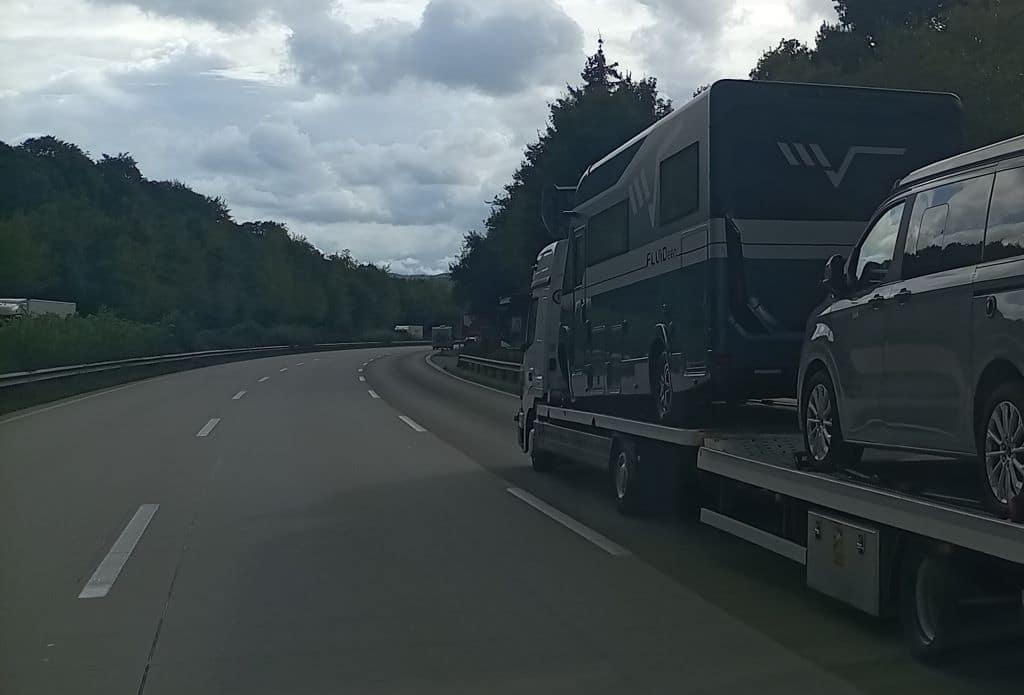 Wohnmobil-Studie Mobilvetta Fluideen auf einem Transporter auf dem Weg zu Messe
