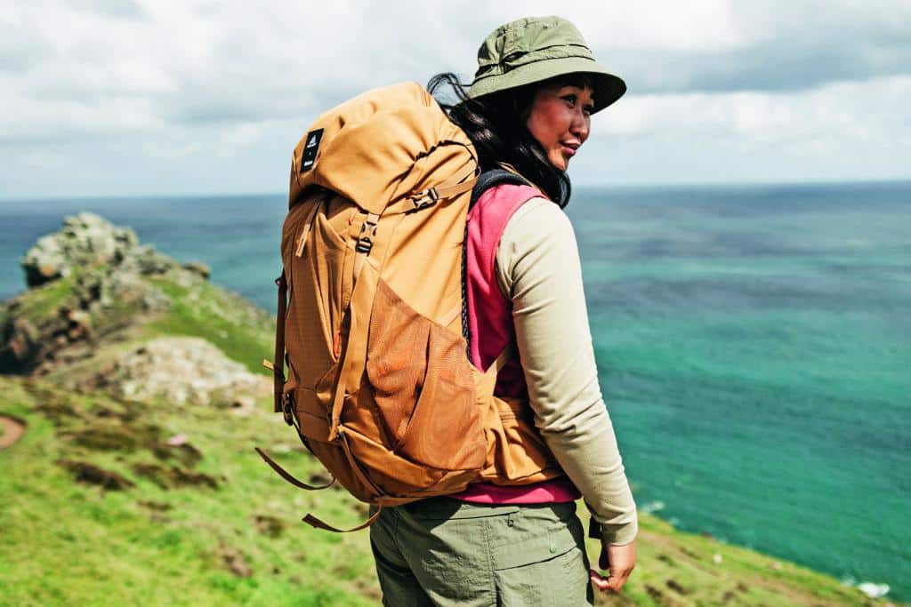 Wanderin auf einem Berg mit Wanderrucksack von Finisterre/Gregory