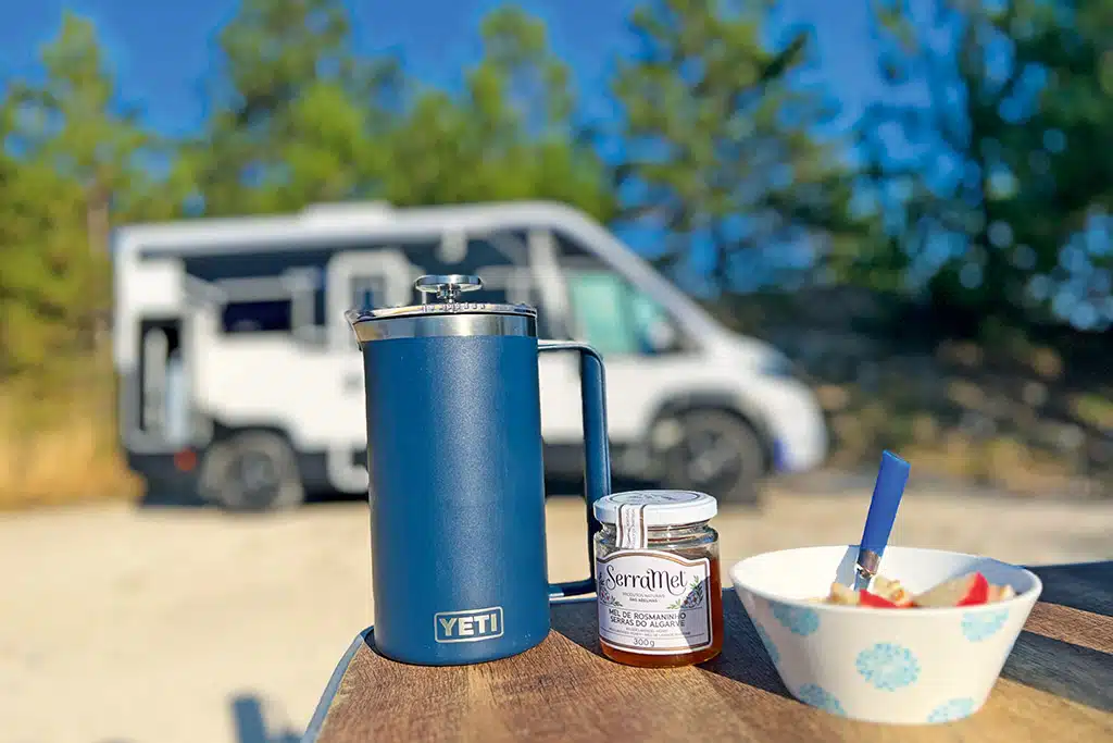 Yeti Rambler French Press auf einem Tisch vor einem Camper