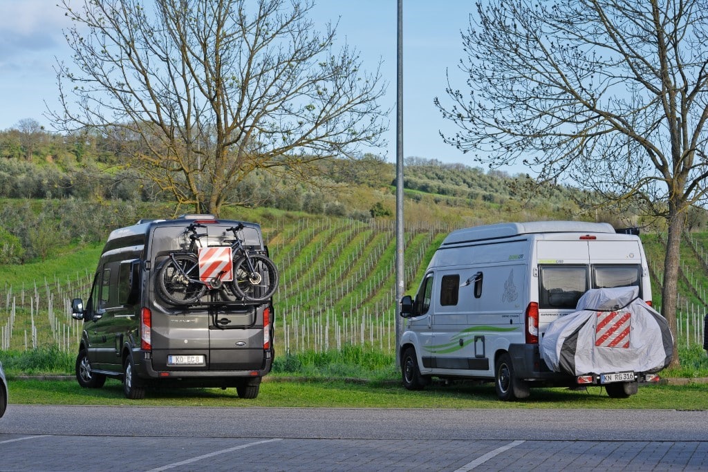 Wohnmobilstellplätze in der Toskana und auf Elba: Zwei Campingfahrzeuge auf einem Stellplatz