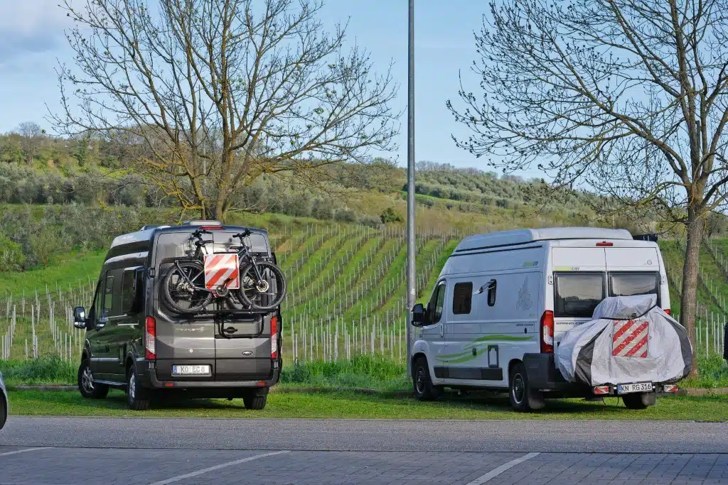 Wohnmobilstellplätze in der Toskana und auf Elba: Zwei Campingfahrzeuge auf einem Stellplatz