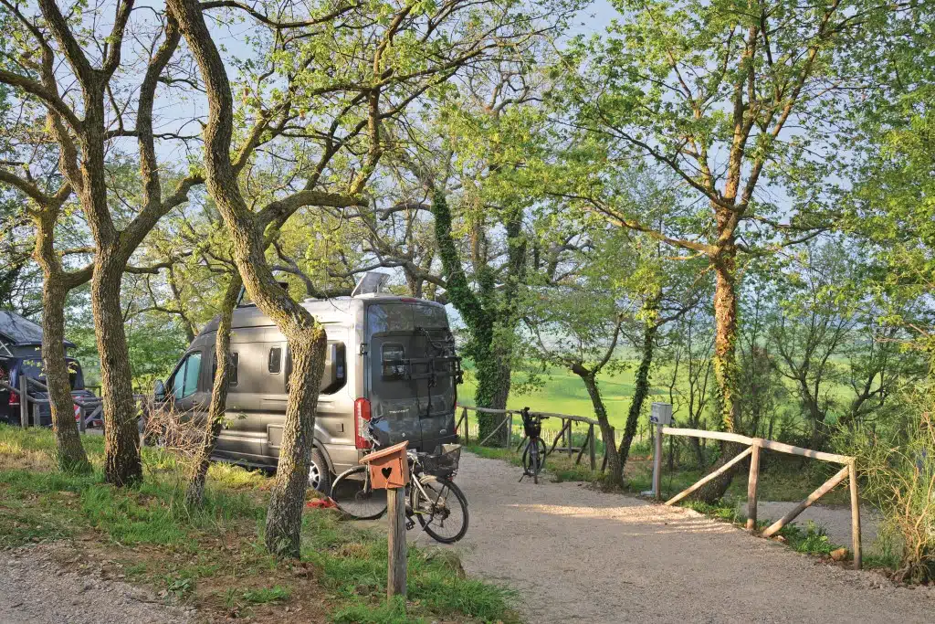 Campingfahrzeug auf einem Stellplatz