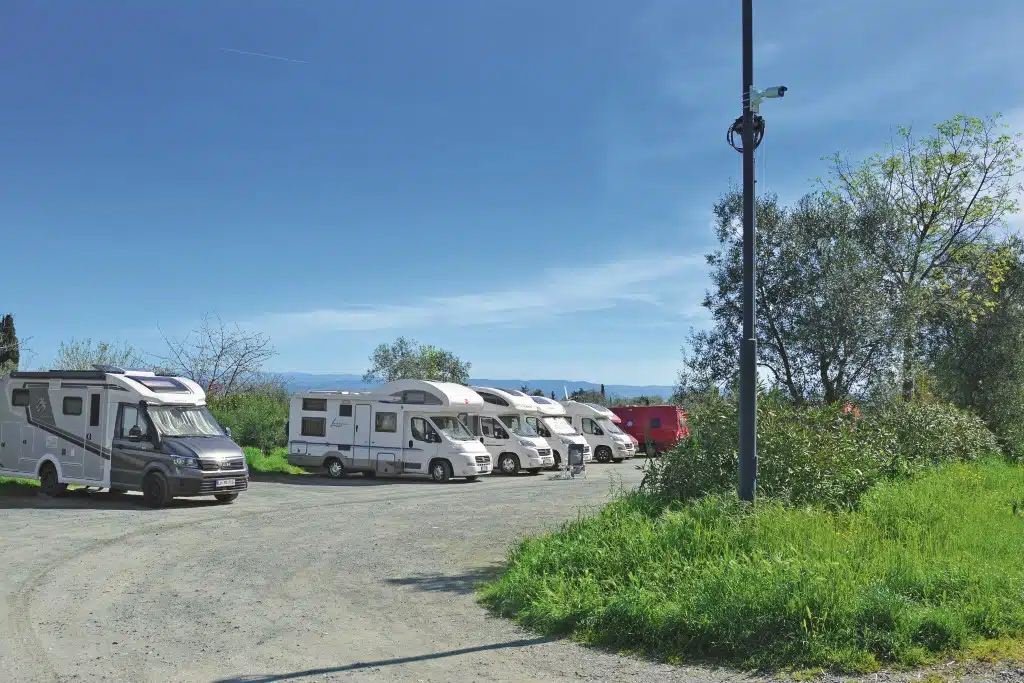 Campingfahrzeuge auf einem Stellplatz