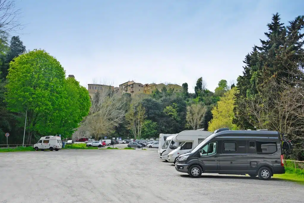 Campingfahrzeuge auf einem Stellplatz