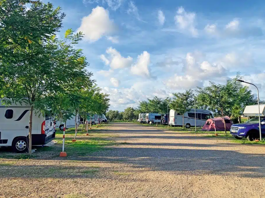 Campingfahrzeuge auf einem Stellplatz