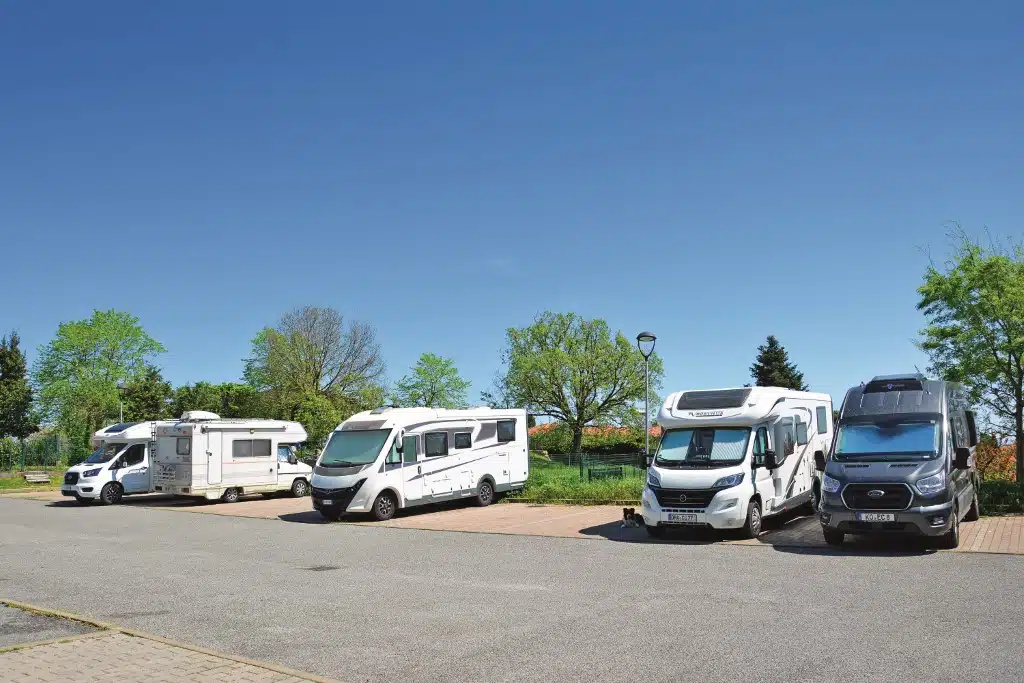 Campingfahrzeuge auf einem Stellplatz