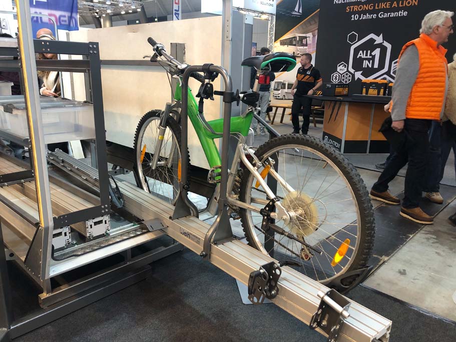 Weih-tec SlideMove HG-250 beidseitig ausziehbarer Fahrradträger mit Querverschiebung für die Heckgarage