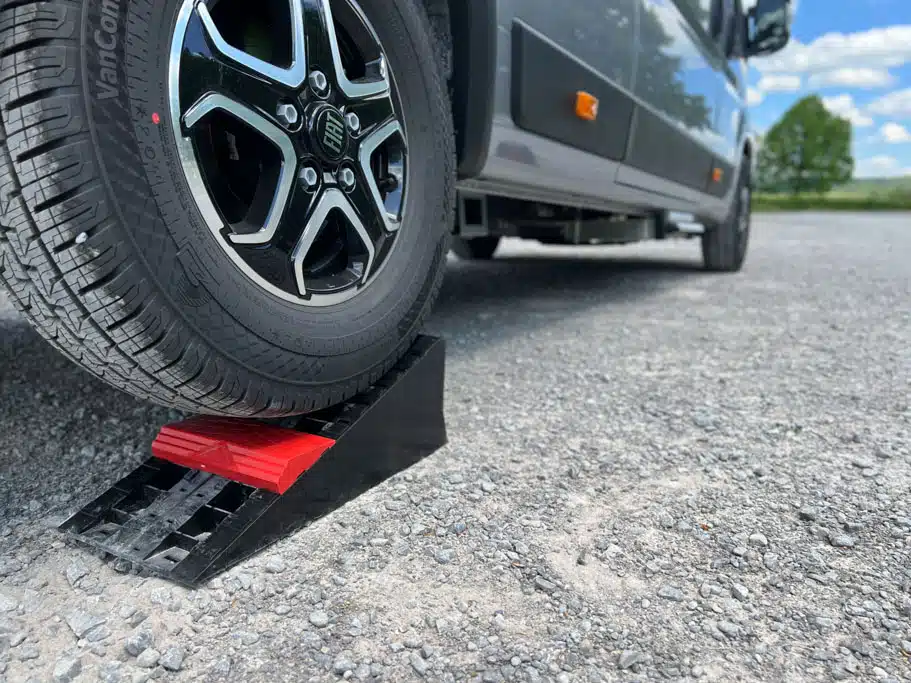 Fahrzeugreifen eines Wohnmobils auf einem Auffahrkeil
