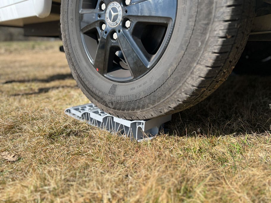 Fahrzeugreifen eines Wohnmobils auf einem Auffahrkeil