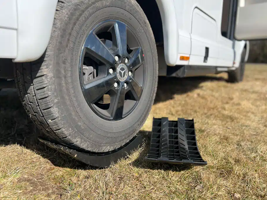 Fahrzeugreifen eines Wohnmobils auf einem Auffahrkeil