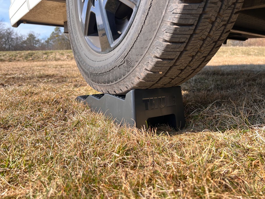 Fahrzeugreifen eines Wohnmobils auf einem Auffahrkeil