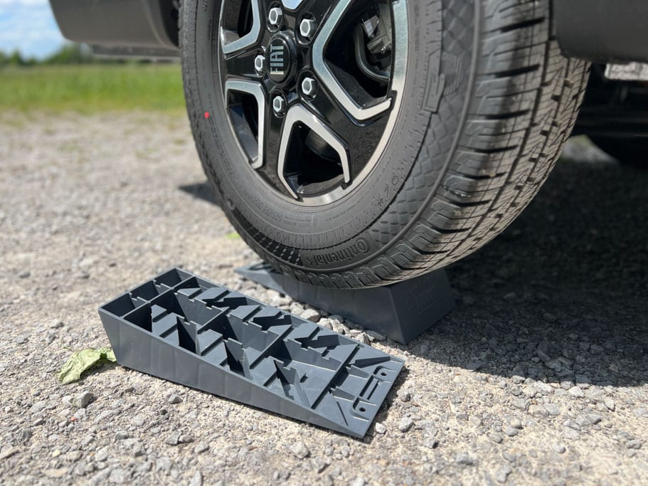 Fahrzeugreifen eines Wohnmobils auf einem Auffahrkeil
