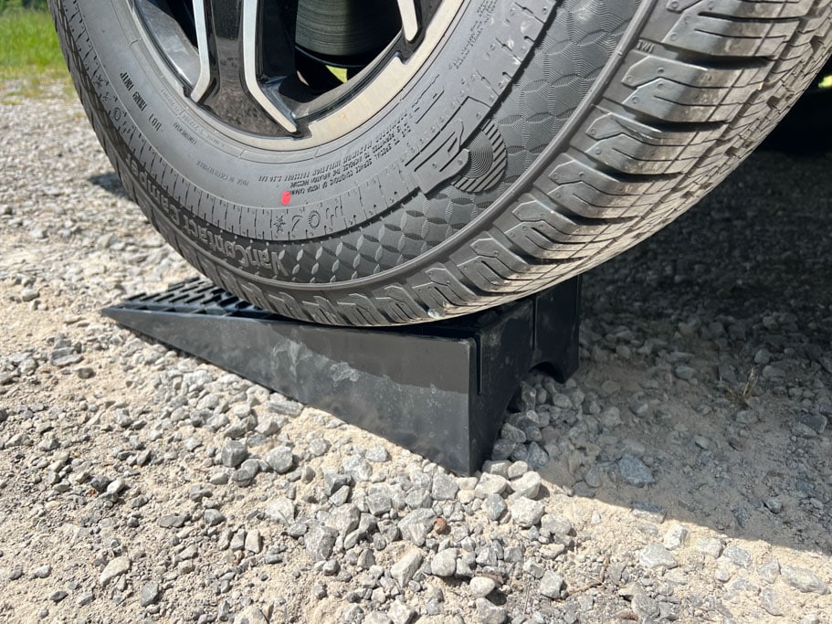 Fahrzeugreifen eines Wohnmobils auf einem Auffahrkeil