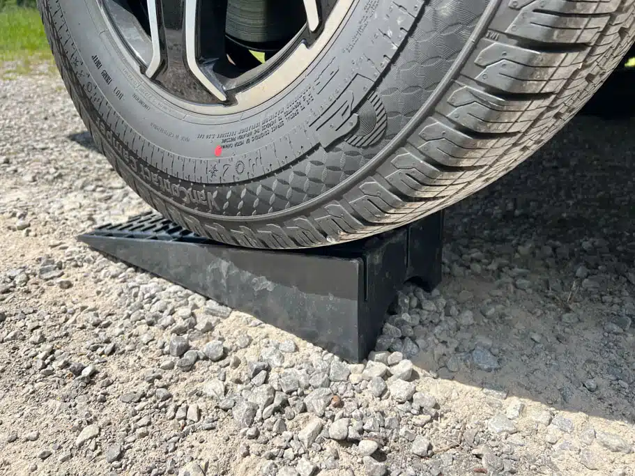 Fahrzeugreifen eines Wohnmobils auf einem Auffahrkeil