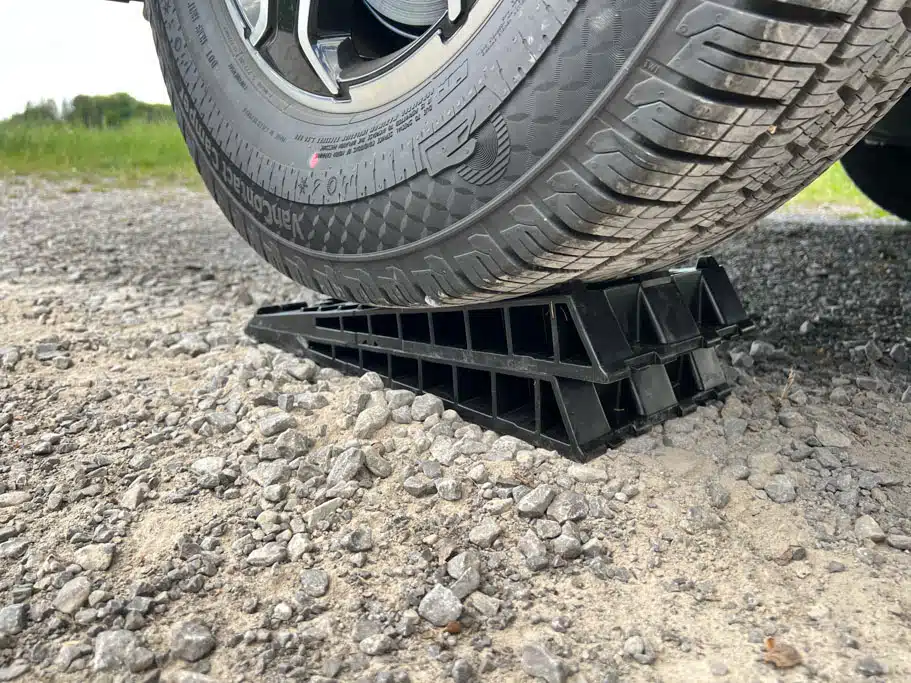 Fahrzeugreifen eines Wohnmobils auf einem Auffahrkeil