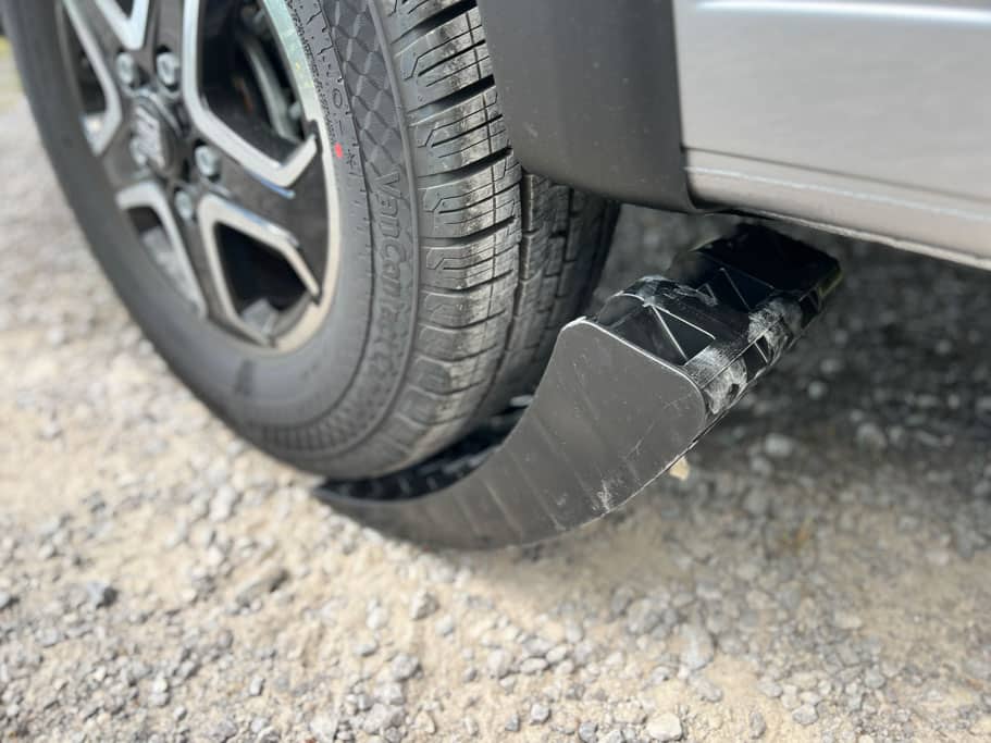 Fahrzeugreifen eines Wohnmobils auf einem Auffahrkeil