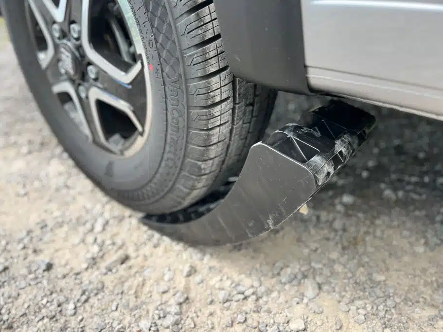 Fahrzeugreifen eines Wohnmobils auf einem Auffahrkeil