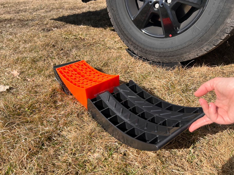 Fahrzeugreifen eines Wohnmobils auf einem Auffahrkeil