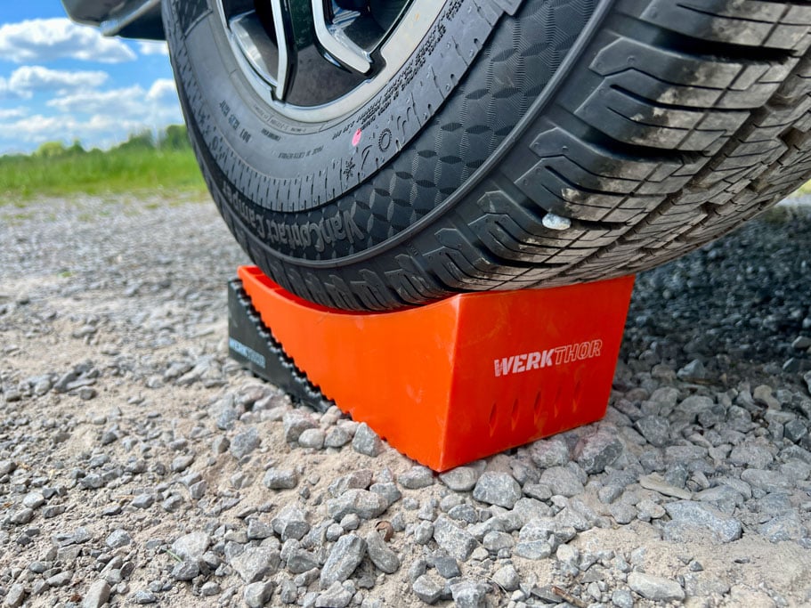 Fahrzeugreifen eines Wohnmobils auf einem Auffahrkeil