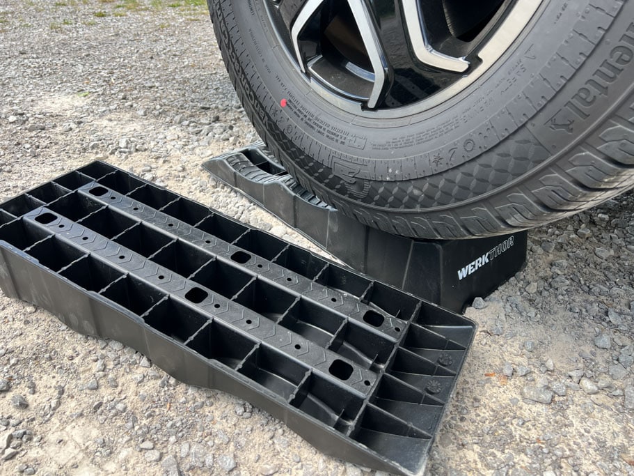 Fahrzeugreifen eines Wohnmobils auf einem Auffahrkeil