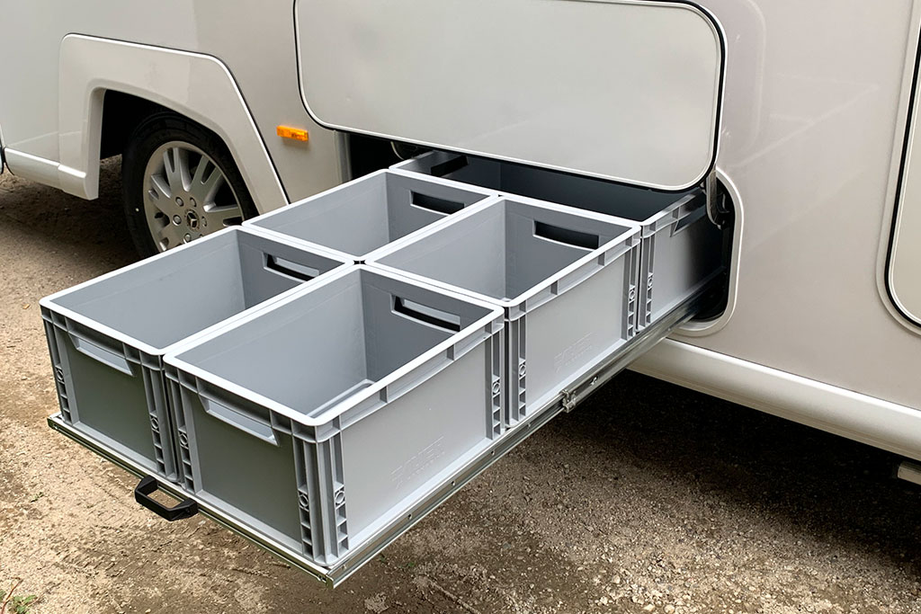 Auszug nach Aussen beim Wohnmobil mit vier großen Euroboxen.
