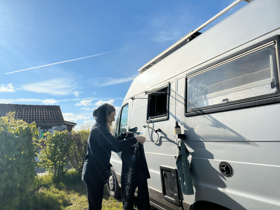 Wassersport-Zubehör: Magnetische Außendusche am Camper