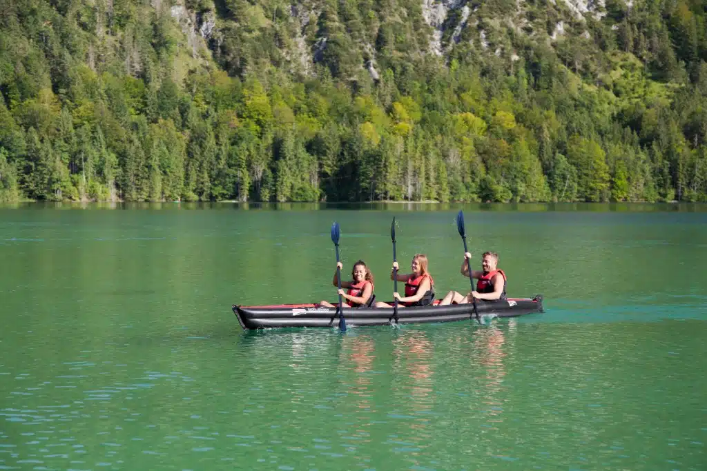 Faltboot von Grabner mit drei Personen auf dem See
