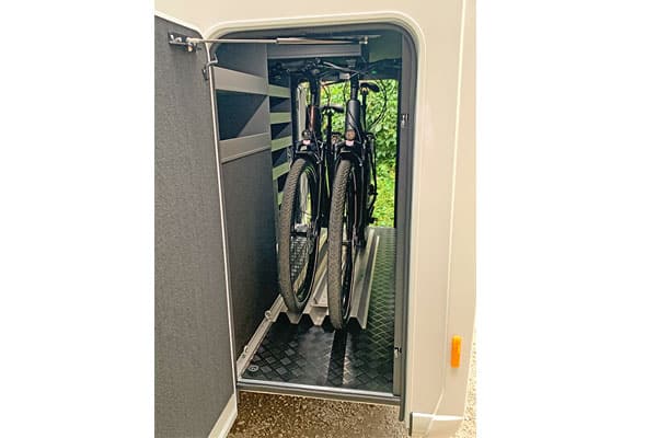 Zwei Fahrräder im Heckstauraum