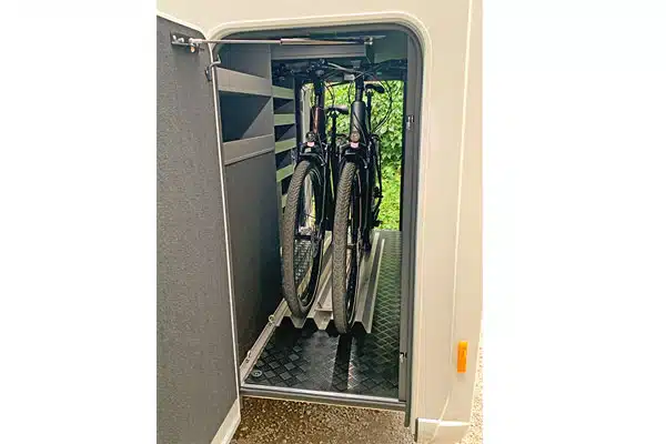 Zwei Fahrräder im Heckstauraum