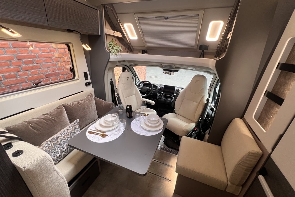 Sitzgruppe und gedrehte Fahrersitze im Wohnmobil