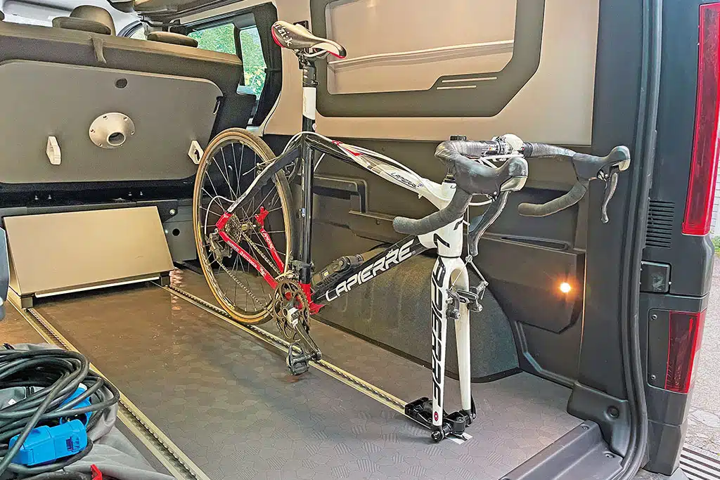 Fahrrad im Camper mit Fahrradadapter festgemacht