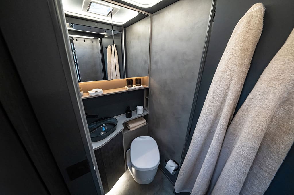 Raumbad in dunklem Design im Wohnmobil