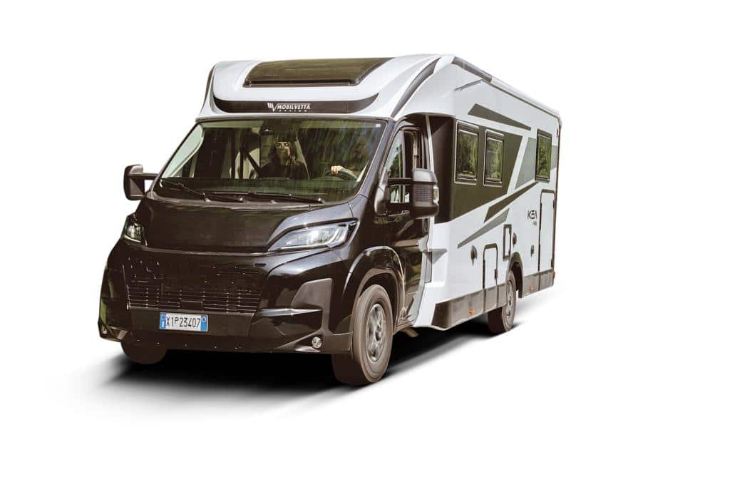 Teilintegriertes Wohnmobil vor weißem Hintergrund