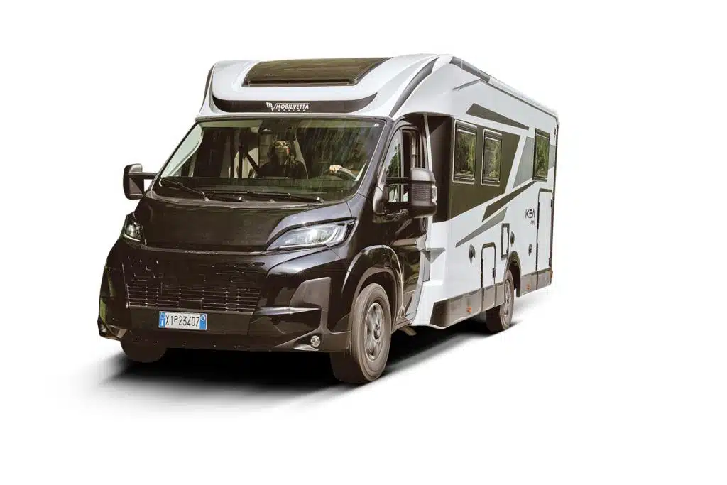 Teilintegriertes Wohnmobil vor weißem Hintergrund