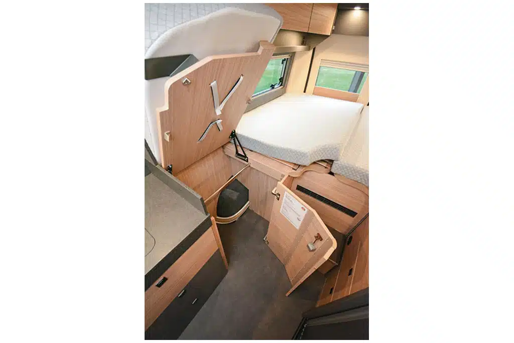Hochstellbares Element im Campervan-Ausbau mit Stauraum darunter