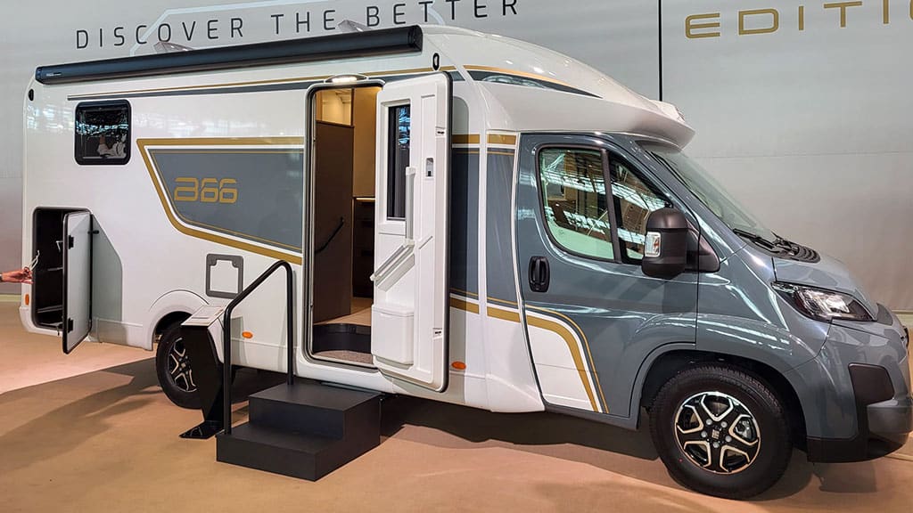 Wohnmobil in Messehalle