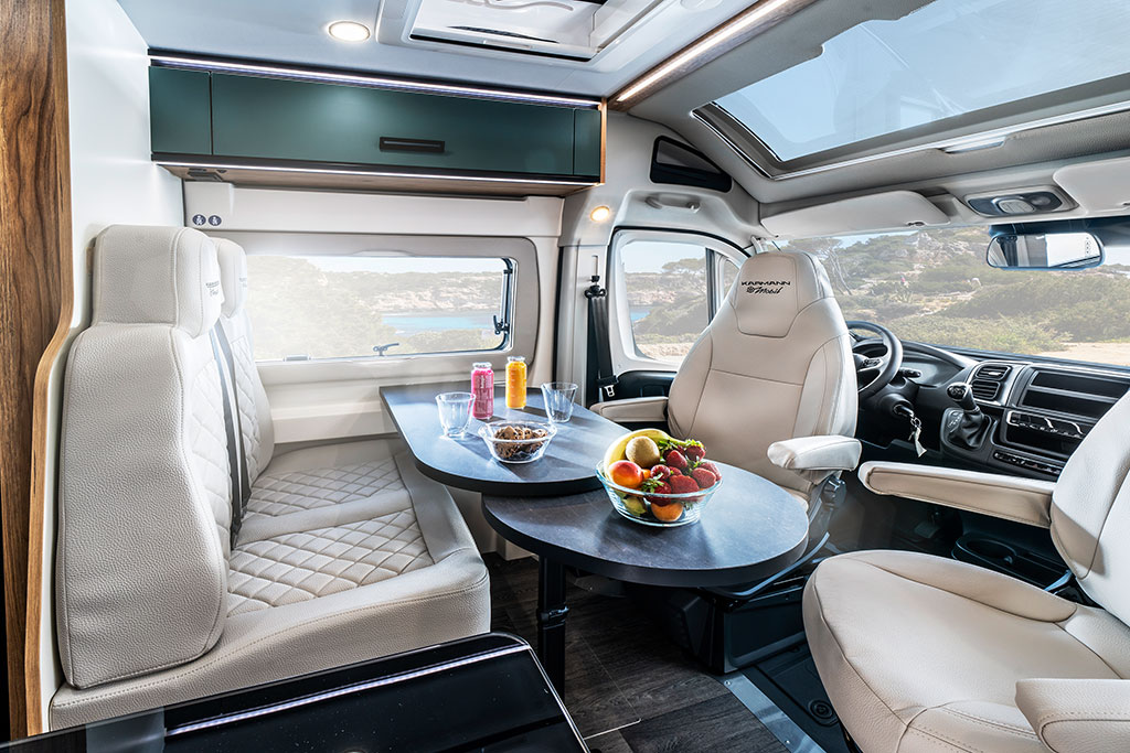 Sitzgruppe im Campervan